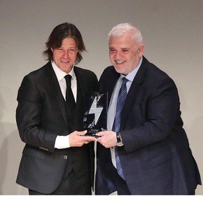 Matías Almeyda ganó el premio al DT del año