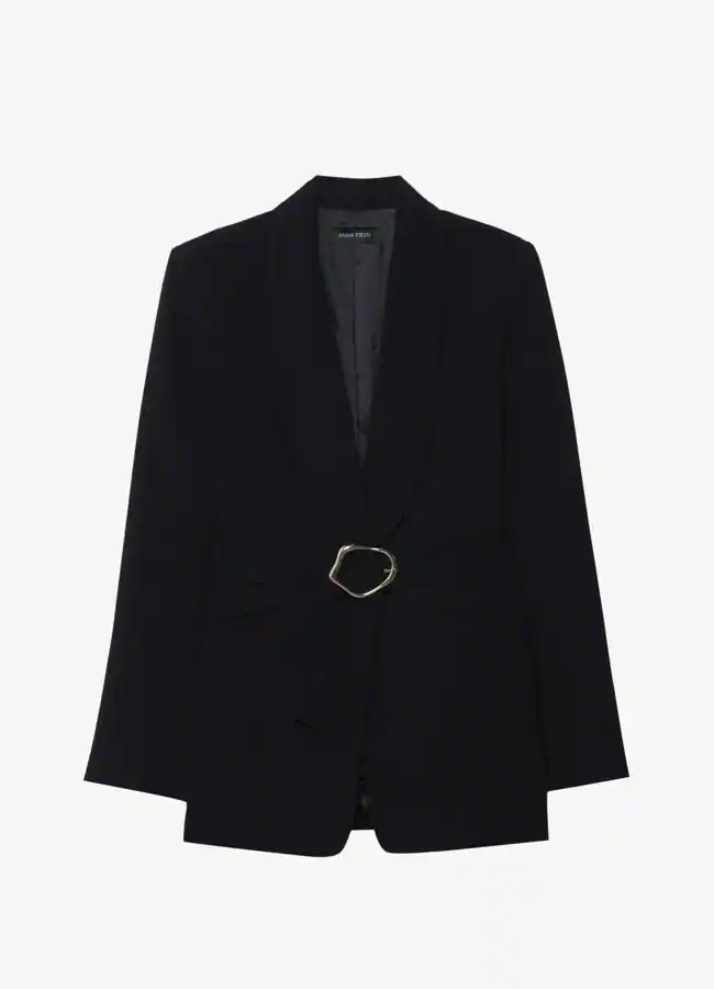 Blazer negra con broche de Anna Field, 54,99 euros.