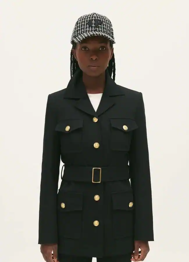 Chaqueta negra con cinturón de Claudie Pierlot, 279 euros.