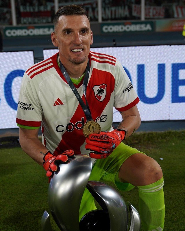 Armani saldrá a la cancha con la Supercopa (Marcelo Carroll).