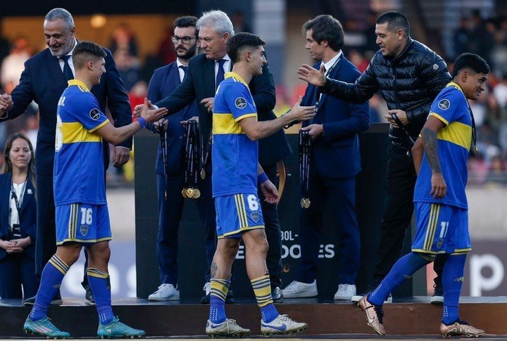 Juan Román Riquelme participó de la entrega de medallas para los campeones.