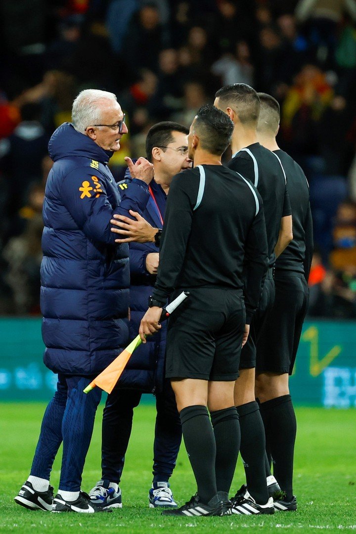 La bronca del entrenador de Brasil con los árbitros luego del partido (EFE).