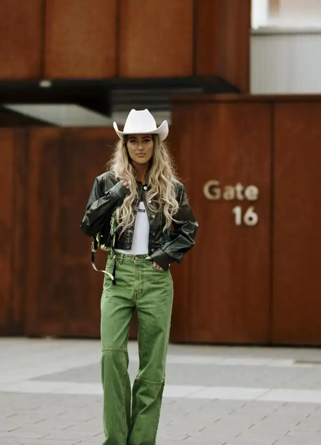 Un look con pantalones en verde, camiseta básica y sombrero estilo cowgirl.Foto: Launchmetrics spotlight.