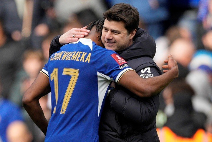 Pochettino abraza a Carney Chukwuemeka. (AP)