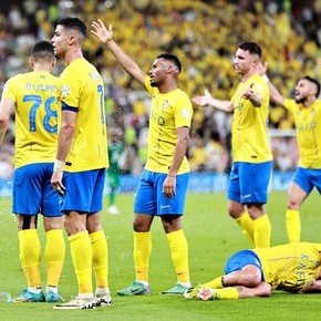 Video: a Cristiano Ronaldo le tiraron un vaso e impactó en la cabeza de un compañero