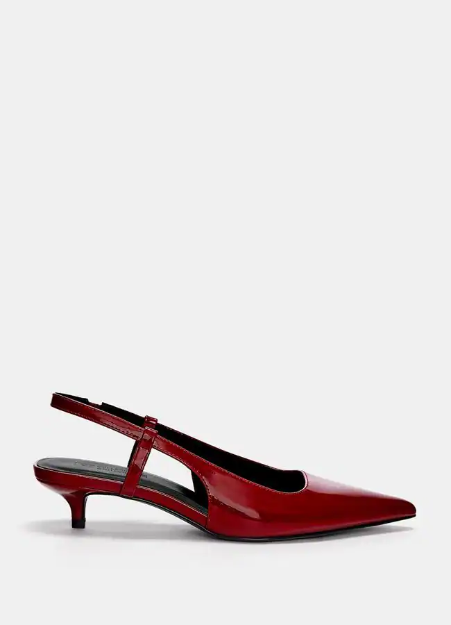 Zapatos slingback rojos de Pull&Bear, 29,99 euros.