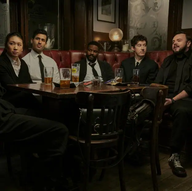 Jess Hong, Saamer Usmani, Jovan Adepo, Alex Sharp y John Bradley en una imagen del primer episodio de El problema de los tres cuerpos. 