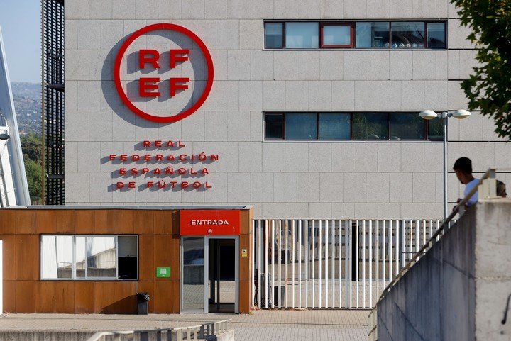 La RFEF, también allanada.