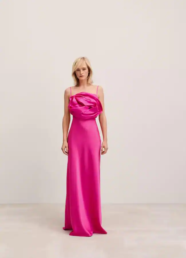 Vestido con detalle flor en fucsia de Mango.