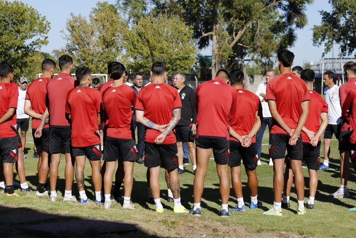 Kudelka en una de las charlas grupales con el plantel del Globo durante la semana. (Foto Prensa Huracán).