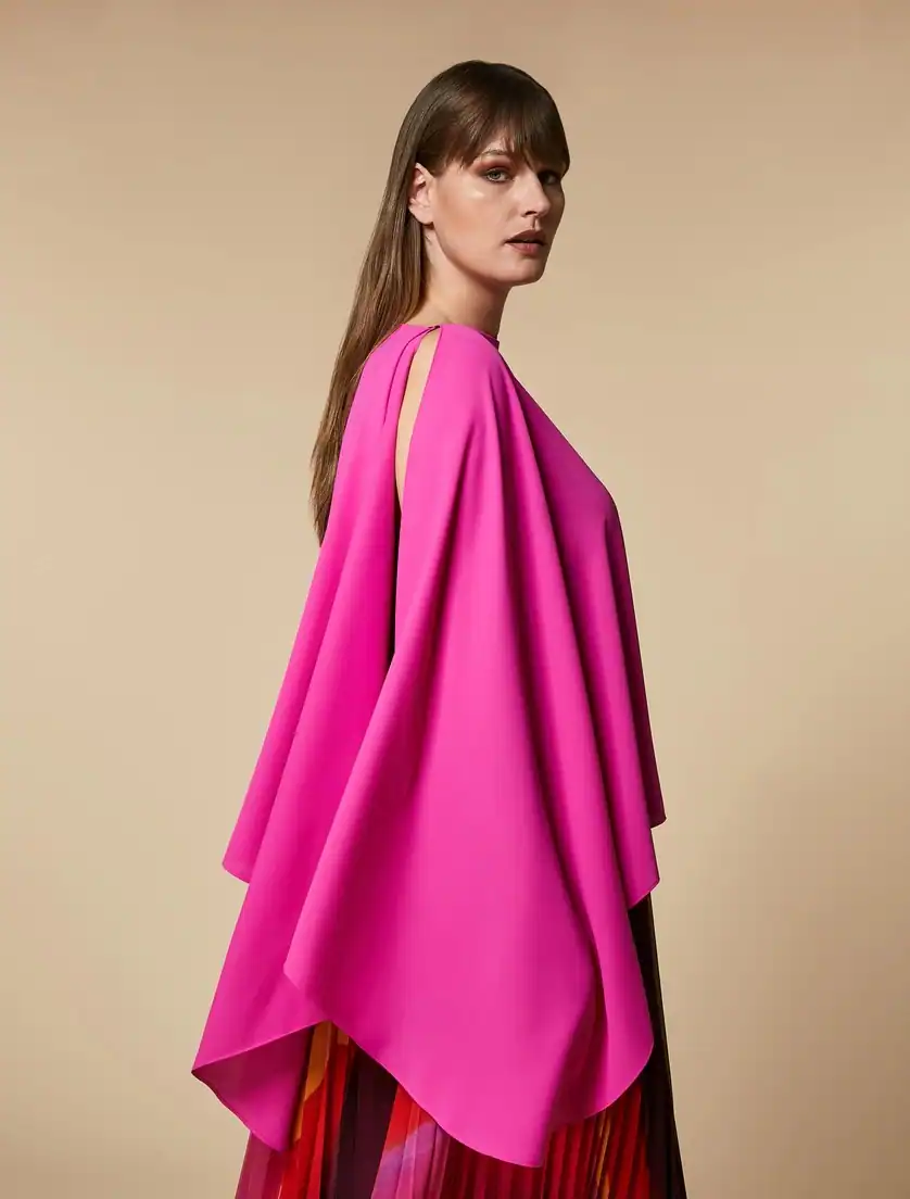 Poncho rosa de Marina Rinaldi, 165 euros.