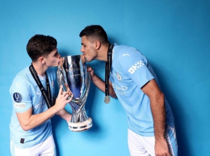 Rodri y Julián Álvarez festejando la Champions League