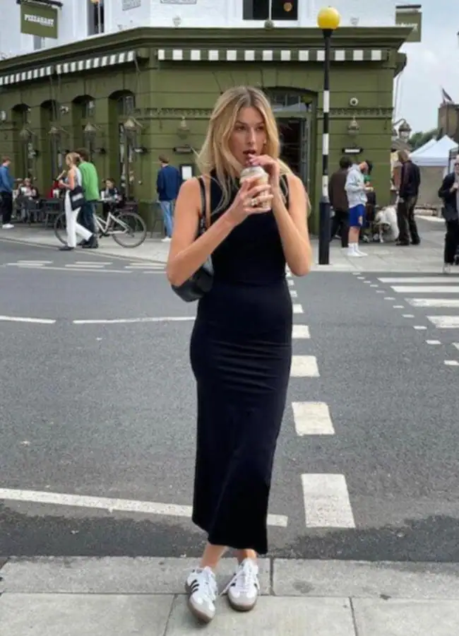 La influencer Camille Charriere con las zapatillas adidas Samba/@CAMILLECHARRIERE