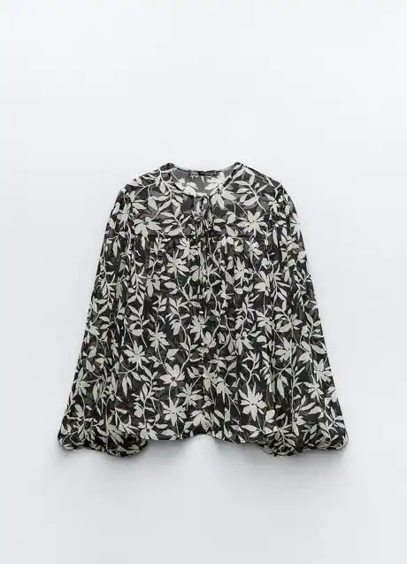 Blusa con estampado de flores de Zara (25,99 euros)