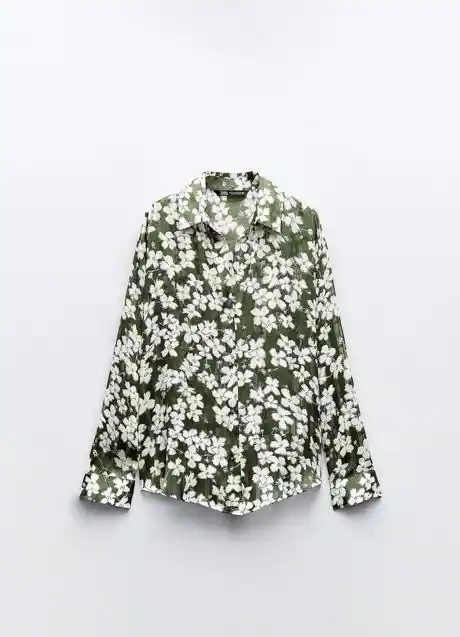 Blusa con estampado de flores de Zara (25,99 euros)