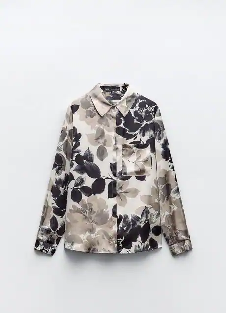 Blusa con estampado de flores de Zara (25,99 euros)