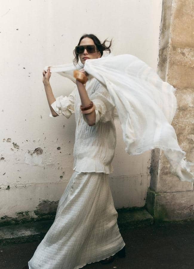 Falda plisada en blanco de Zara.