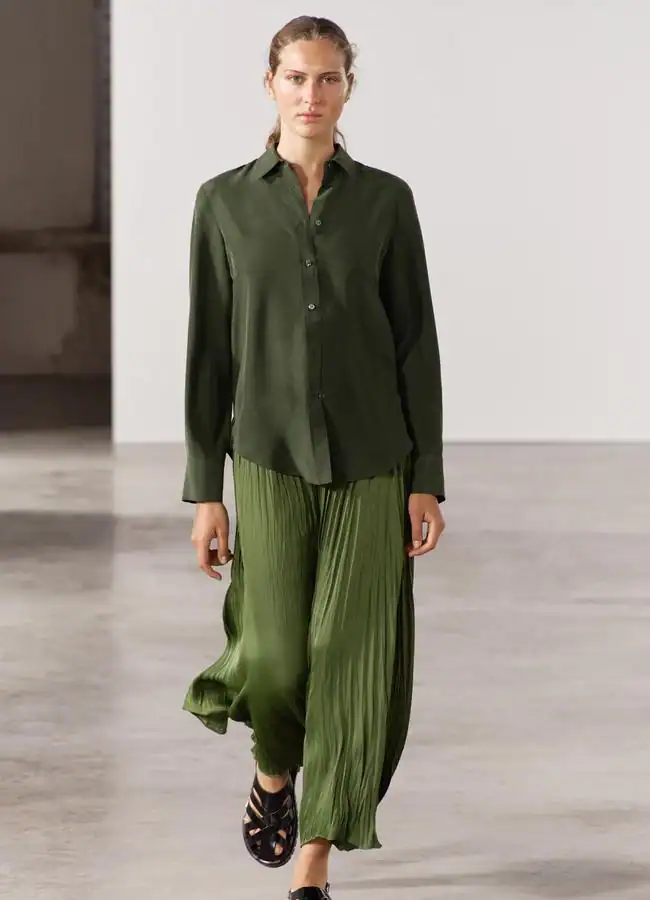 Falda plisada en color verde de Zara.