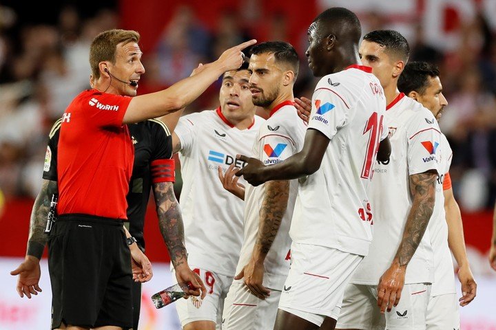 El Sevilla no la pasa nada bien en este 2024. EFE/José Manuel Vidal