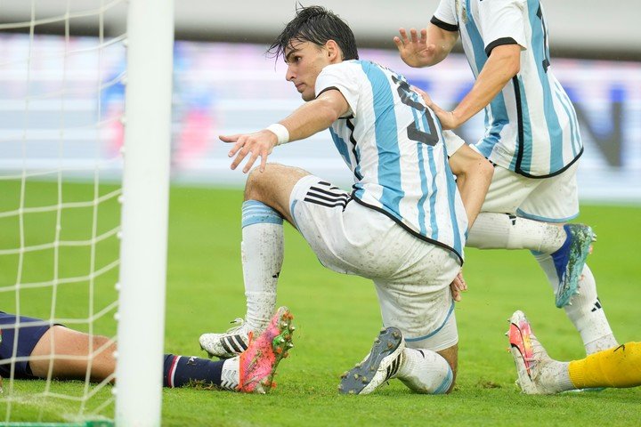 El volante celebrando su gol en el Preolímpico. (AP)