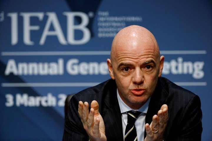 Gianni Infantino trabaja las posibles modificaciones junto con la IFAB. (REUTER)