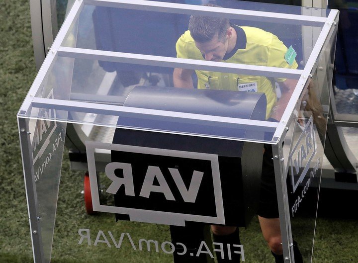 El VAR, en constante perfeccionamiento. (AP)