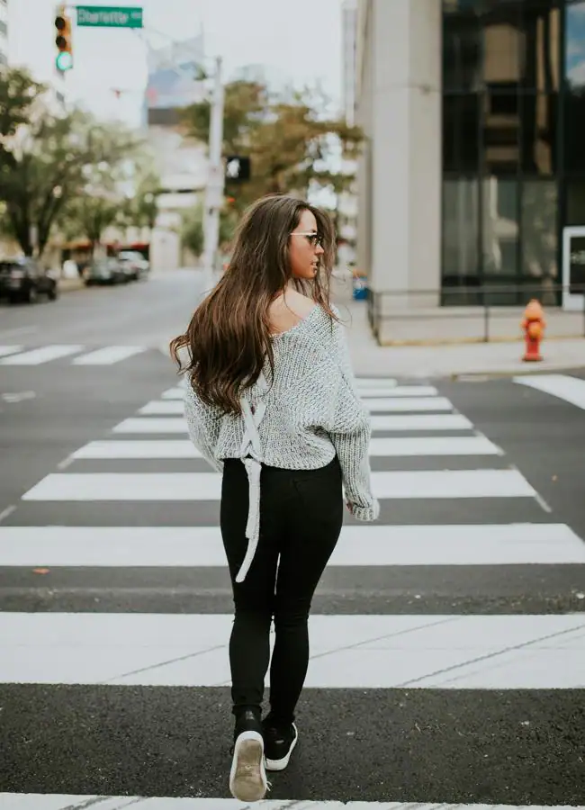 Hay ciertas pautas que debes cumplir para conseguir perder peso mientras caminas. / Foto de Brooke Cagle en Unsplash.