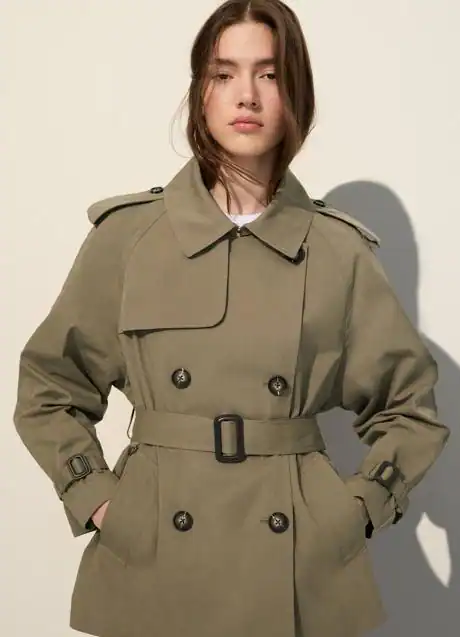 Trench caqui de Stradivarius (45,99 euros)