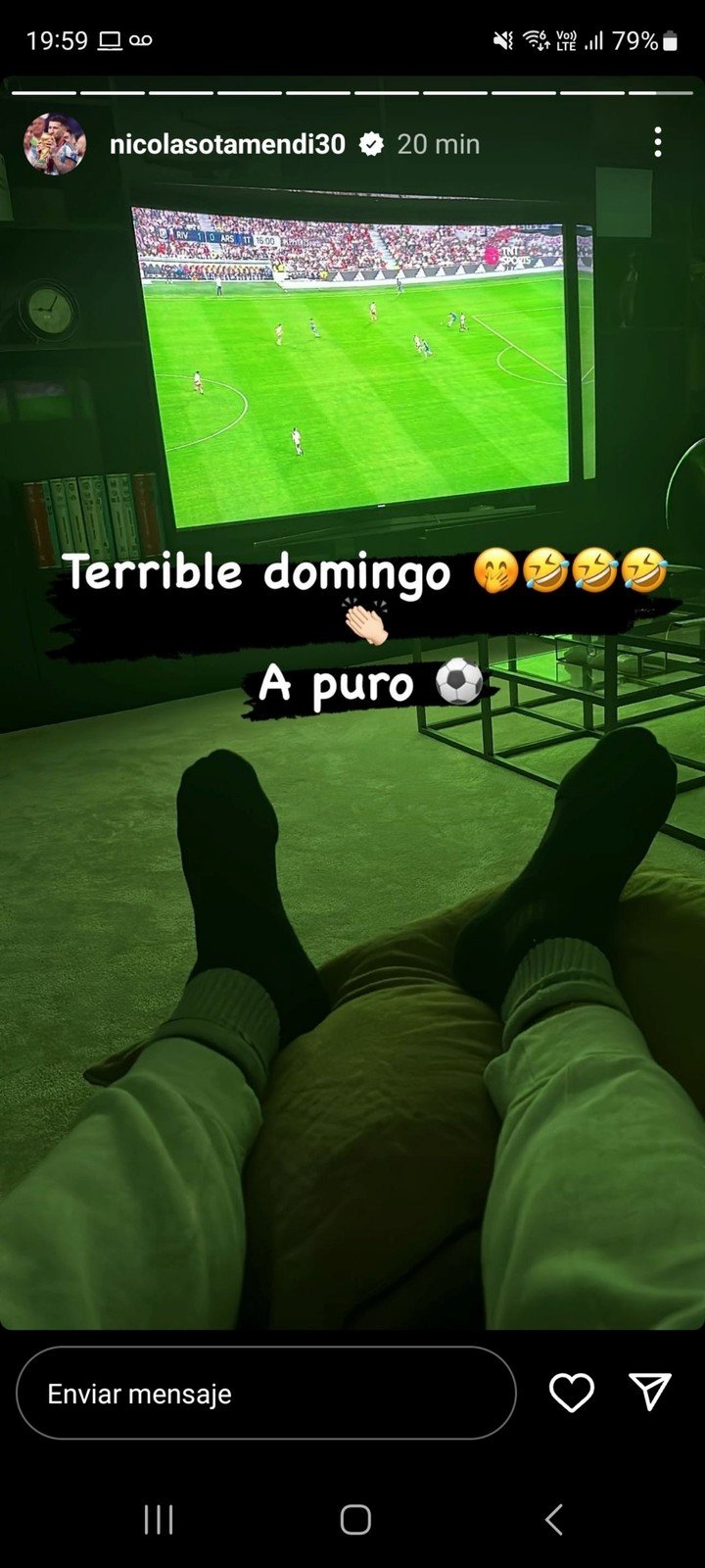 Nico Otamendi viendo a River.