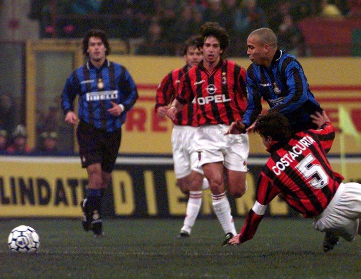 Costacurta marca a Ronaldo.