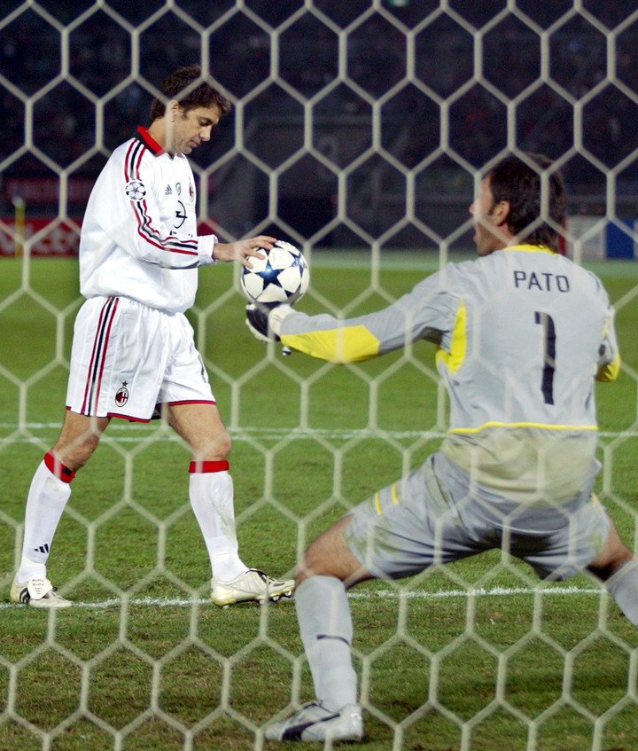 Costacurta y el penal errado en 2003.