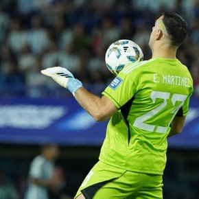 Cancha chica, grande... Dibu Martínez comparó la Bombonera con el Monumental