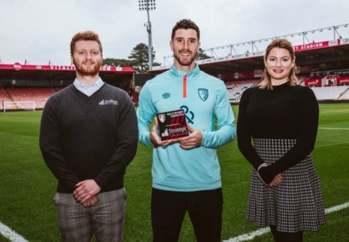 Senesi recibiendo el premio por el mejor gol de su equipo durante el mes de febrero. (Foto: @afcbournemouth).