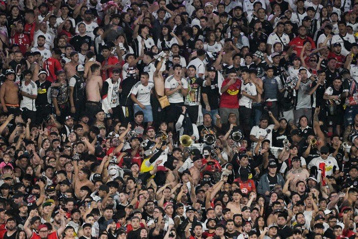 Los hinchas de Colo Colo agredieron a los de Godoy Cruz. (AFP)