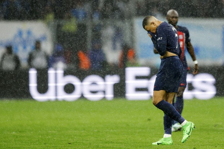 Mbappé, enojado. (EFE)