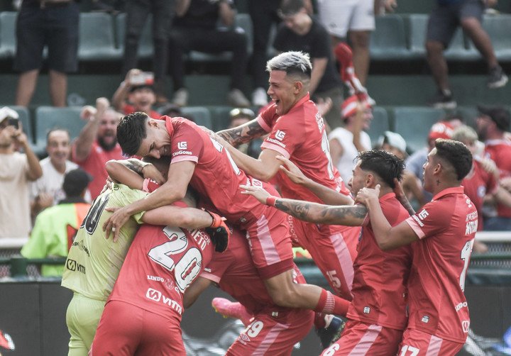 El festejo de Argentinos tras la clasificación. Foto: Federico López Claro.