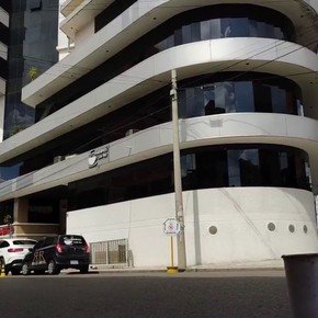 Con entradas más caras que para ver a Messi, un hotel cerrado y jacuzzi en el vestuario, así espera Bolivia a Boca