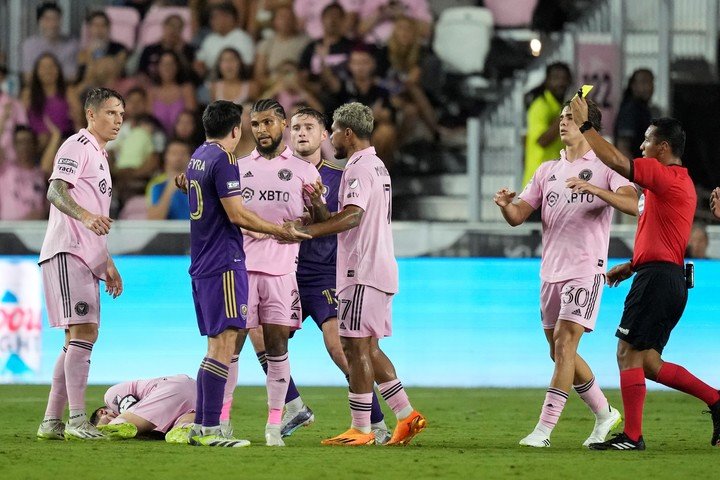 Contra Inter Miami fue amonestado por una falta a Messi (AFP). 