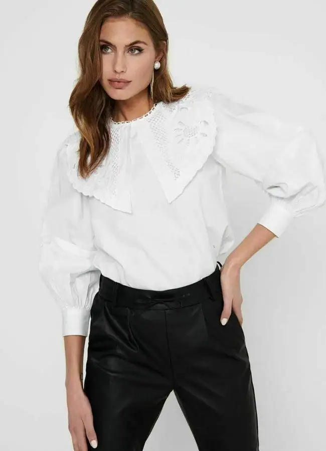 Blusa con cuello babero blanca