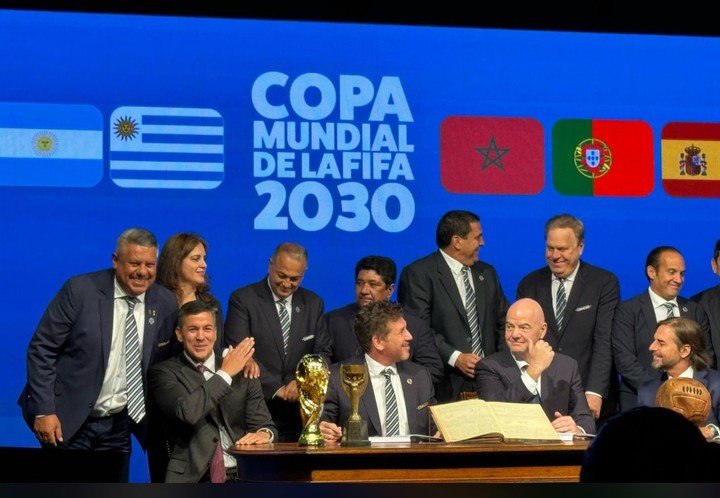 Tapia junto a Infantino en Paraguay.