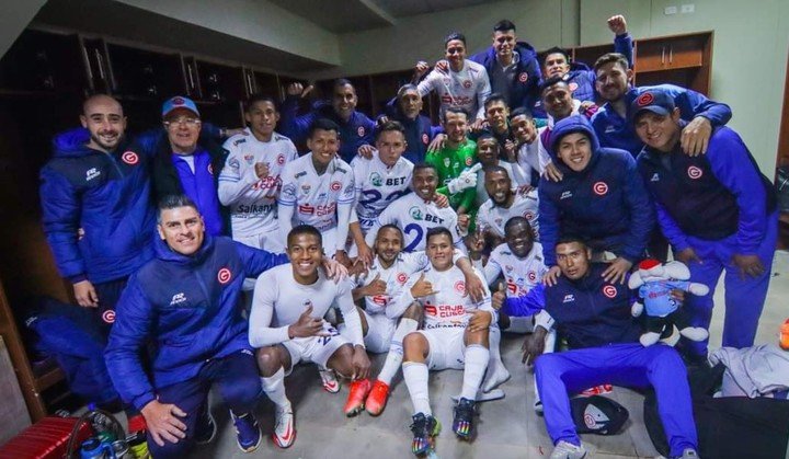 Los jugadores del Deportivo Garcilaso festejando el triunfo ante Metropolitanos.