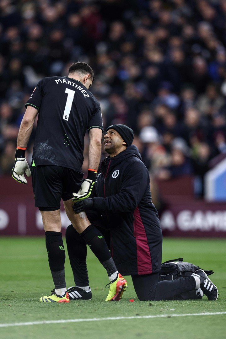 Dibu Martínez, tratado por un médico del Aston Villa (AFP)