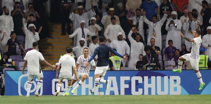 Soufiane Rahimi se llevó la pelota a casa en un partidazo.