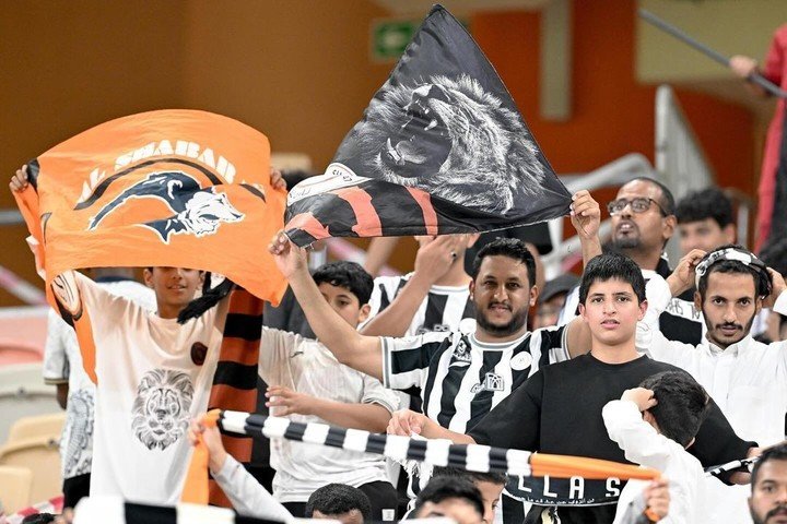 La fiesta en las tribunas del Al-Shabab, que ganó un partidazo contra el equipo de Gallardo. (Foto: @alshababsaudifc)