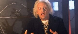 El final de ‘Regreso al futuro III’ tiene el gran misterio de la franquicia, ¿te has fijado en lo que hace el hijo de Doc apuntando a su «condensador de fluzo»?