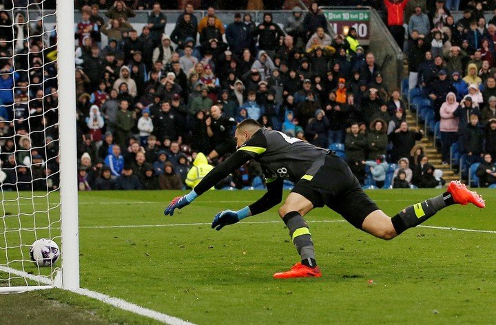 El grosero error del arquero del Burnley para el gol del Brighton (REUTER). 