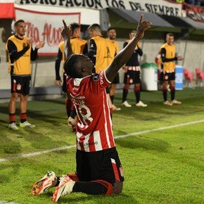 Estudiantes lo dio vuelta y consiguió su primer triunfo en la Copa