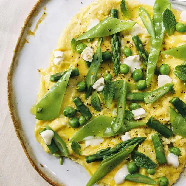 La tortilla vaga de verduritas de primavera de Claudia Polo.