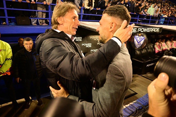 El abrazo entre Demichelis y Gareca en un Vélez - River.