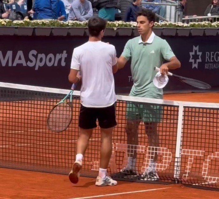 El saludo de Navone y Fran Cerúndolo tras los cuartos de final en Bucarest.